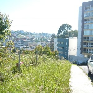 Terreno com 472m², no bairro Cinqüentenário em Caxias do Sul para Comprar