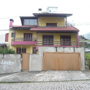 Casa com 330m², 3 dormitórios, 4 vagas, no bairro Colina Sorriso em Caxias do Sul para Comprar