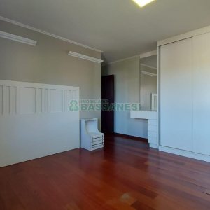 Casa Mobiliada com 260m², 3 dormitórios, 3 vagas, no bairro Universitário em Caxias do Sul para Comprar