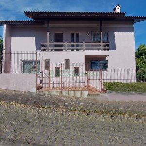 Casa Mobiliada com 260m², 3 dormitórios, 3 vagas, no bairro Universitário em Caxias do Sul para Comprar