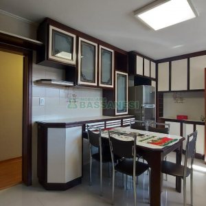 Casa Mobiliada com 260m², 3 dormitórios, 3 vagas, no bairro Universitário em Caxias do Sul para Comprar