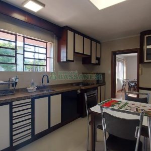 Casa Mobiliada com 260m², 3 dormitórios, 3 vagas, no bairro Universitário em Caxias do Sul para Comprar