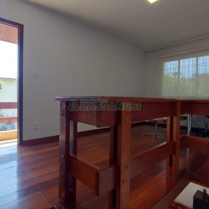 Casa Mobiliada com 260m², 3 dormitórios, 3 vagas, no bairro Universitário em Caxias do Sul para Comprar