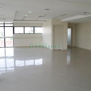 Sala com 120m², 2 vagas, no bairro Madureira em Caxias do Sul para Comprar
