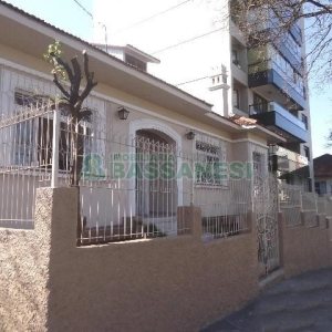 Casa Comercial com 110m², 4 dormitórios, 2 vagas, no bairro Centro em Caxias do Sul para Comprar