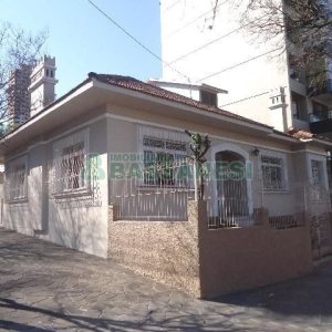 Casa Comercial com 110m², 4 dormitórios, 2 vagas, no bairro Centro em Caxias do Sul para Comprar