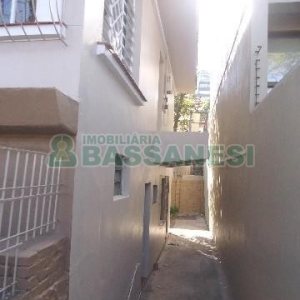 Casa Comercial com 110m², 4 dormitórios, 2 vagas, no bairro Centro em Caxias do Sul para Comprar