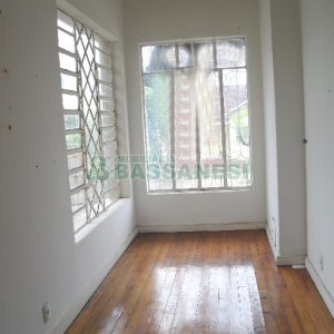Casa Comercial com 110m², 4 dormitórios, 2 vagas, no bairro Centro em Caxias do Sul para Comprar