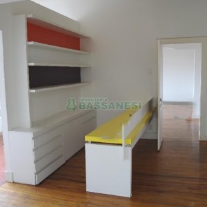 Casa Comercial com 110m², 4 dormitórios, 2 vagas, no bairro Centro em Caxias do Sul para Comprar