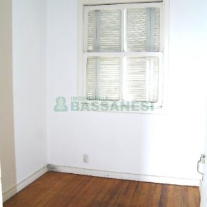 Casa Comercial com 110m², 4 dormitórios, 2 vagas, no bairro Centro em Caxias do Sul para Comprar