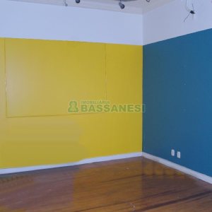 Casa Comercial com 110m², 4 dormitórios, 2 vagas, no bairro Centro em Caxias do Sul para Comprar