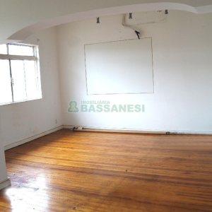 Casa Comercial com 110m², 4 dormitórios, 2 vagas, no bairro Centro em Caxias do Sul para Comprar