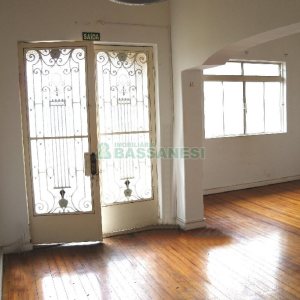 Casa Comercial com 110m², 4 dormitórios, 2 vagas, no bairro Centro em Caxias do Sul para Comprar