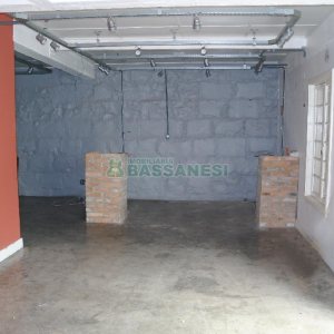 Casa Comercial com 110m², 4 dormitórios, 2 vagas, no bairro Centro em Caxias do Sul para Comprar