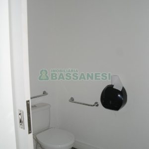 Casa Comercial com 110m², 4 dormitórios, 2 vagas, no bairro Centro em Caxias do Sul para Comprar