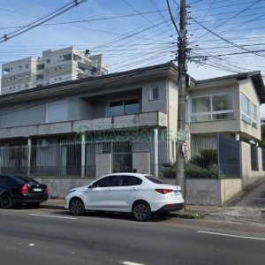 Casa com 338m², 3 dormitórios, 3 vagas, no bairro Lourdes em Caxias do Sul para Comprar