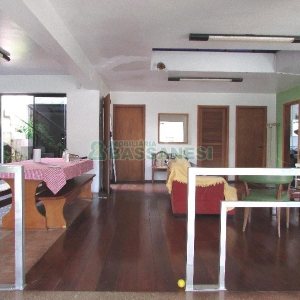 Casa com 375m², 3 dormitórios, 1 vaga, no bairro Marechal Floriano em Caxias do Sul para Comprar