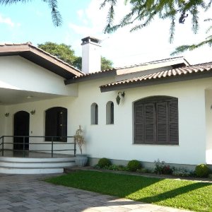 Casa com 250m², 3 dormitórios, 1 vaga, no bairro Panazzolo em Caxias do Sul para Comprar