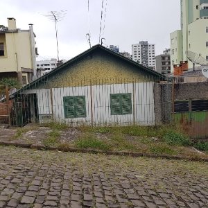 Casa, 3 dormitórios, 1 vaga, no bairro Universitário em Caxias do Sul para Comprar