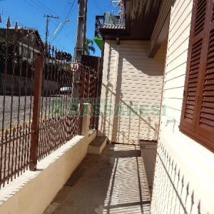 Casa com 70m², 2 dormitórios, 1 vaga, no bairro Panazzolo em Caxias do Sul para Alugar