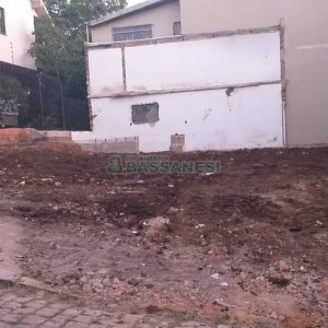 Terreno com 120m², 3 dormitórios, 1 vaga, no bairro Jardim América em Caxias do Sul para Comprar