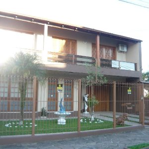Casa com 599m², 4 dormitórios, 4 vagas, no bairro Santa Catarina em Caxias do Sul para Comprar