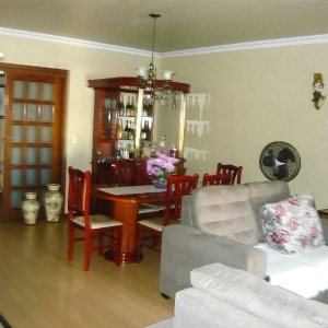 Casa com 599m², 4 dormitórios, 4 vagas, no bairro Santa Catarina em Caxias do Sul para Comprar