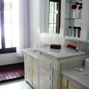 Casa com 404m², 4 dormitórios, 2 vagas, no bairro Universitário em Caxias do Sul para Comprar