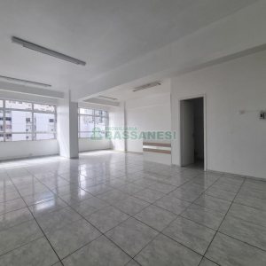 Sala com 53m², no bairro Centro em Caxias do Sul para Alugar ou Comprar