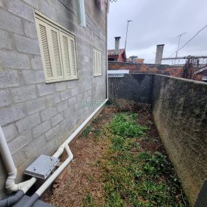 Casa com 80m², 3 dormitórios, 1 vaga, no bairro Universitário em Caxias do Sul para Alugar