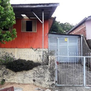 Casa com 29m², 2 dormitórios, 1 vaga, no bairro Diamantino em Caxias do Sul para Comprar