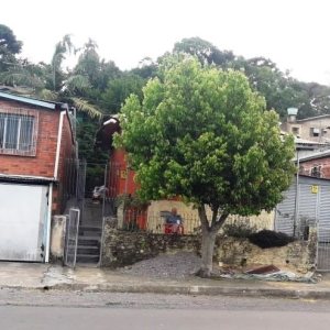 Casa com 29m², 2 dormitórios, 1 vaga, no bairro Diamantino em Caxias do Sul para Comprar