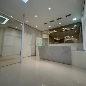 Sala com 270m², 4 vagas, no bairro Panazzolo em Caxias do Sul para Alugar ou Comprar