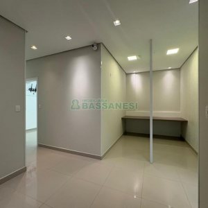 Sala com 270m², 4 vagas, no bairro Panazzolo em Caxias do Sul para Alugar ou Comprar
