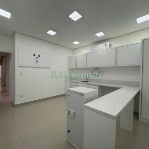 Sala com 270m², 4 vagas, no bairro Panazzolo em Caxias do Sul para Alugar ou Comprar