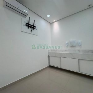Sala com 270m², 4 vagas, no bairro Panazzolo em Caxias do Sul para Alugar ou Comprar