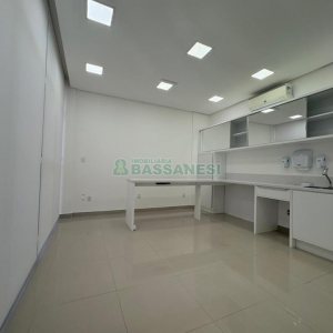 Sala com 270m², 4 vagas, no bairro Panazzolo em Caxias do Sul para Alugar ou Comprar