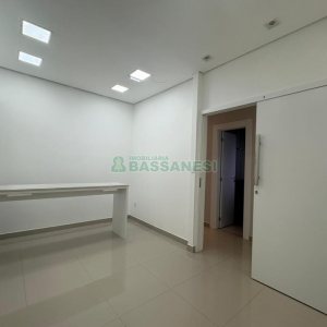 Sala com 270m², 4 vagas, no bairro Panazzolo em Caxias do Sul para Alugar ou Comprar