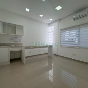 Sala com 270m², 4 vagas, no bairro Panazzolo em Caxias do Sul para Alugar ou Comprar