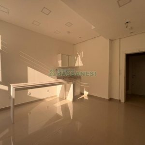 Sala com 270m², 4 vagas, no bairro Panazzolo em Caxias do Sul para Alugar ou Comprar