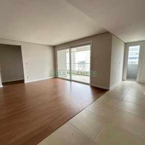 Apartamento com 113m², 3 dormitórios, 2 vagas, no bairro Madureira em Caxias do Sul para Comprar