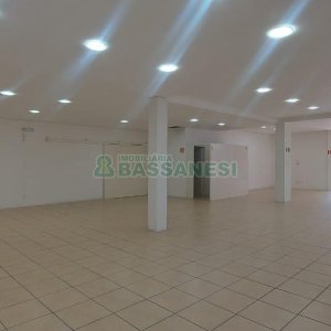 Loja com 330m², no bairro Cinqüentenário em Caxias do Sul para Alugar ou Comprar