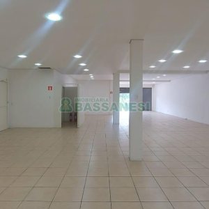 Loja com 330m², no bairro Cinqüentenário em Caxias do Sul para Alugar ou Comprar