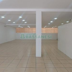 Loja com 330m², no bairro Cinqüentenário em Caxias do Sul para Alugar ou Comprar