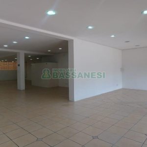 Loja com 330m², no bairro Cinqüentenário em Caxias do Sul para Alugar ou Comprar
