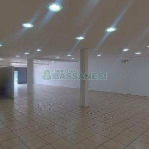 Loja com 330m², no bairro Cinqüentenário em Caxias do Sul para Alugar ou Comprar