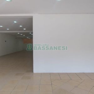 Loja com 330m², no bairro Cinqüentenário em Caxias do Sul para Alugar ou Comprar
