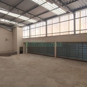 Loja com 330m², no bairro Cinqüentenário em Caxias do Sul para Alugar ou Comprar