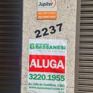 Loja com 325m², no bairro Pio X em Caxias do Sul para Alugar ou Comprar