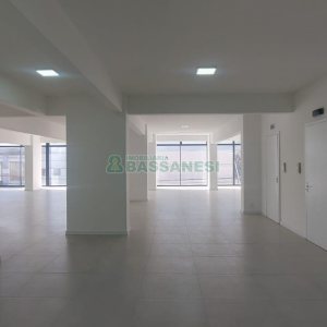 Sala com 450m², no bairro Centro em Caxias do Sul para Alugar